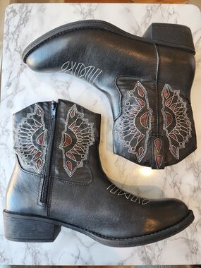 Coconuts by Matisse Black Ankle Booties with Red & White Embroidery SZ 9.5